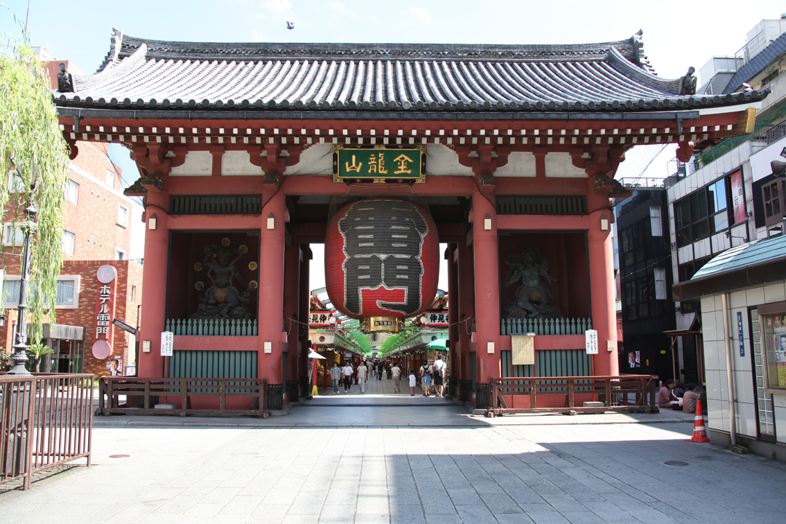 外国人と出会える場所 浅草 雷門